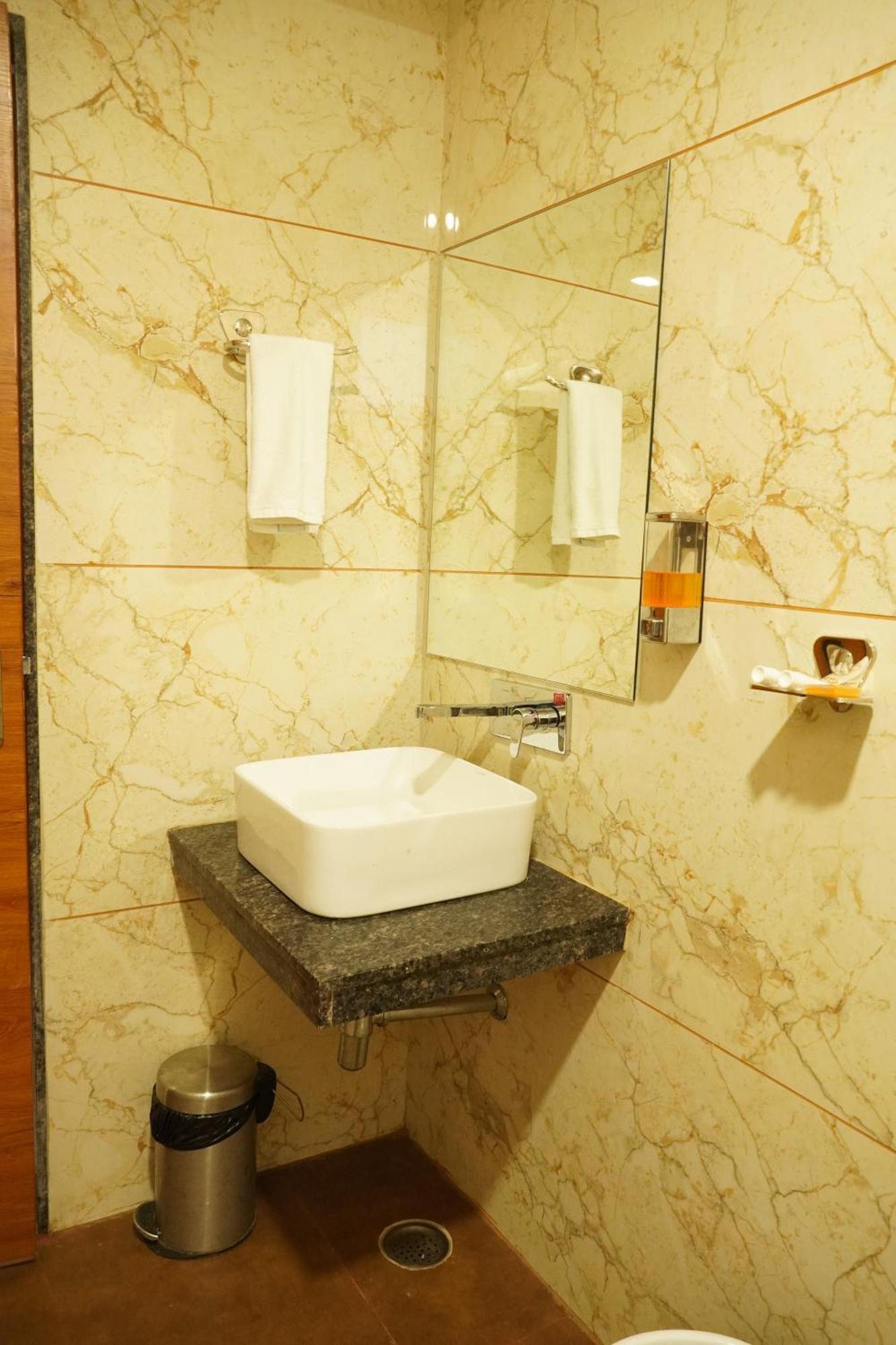 Hotel Eleven Heights ボーパール エクステリア 写真